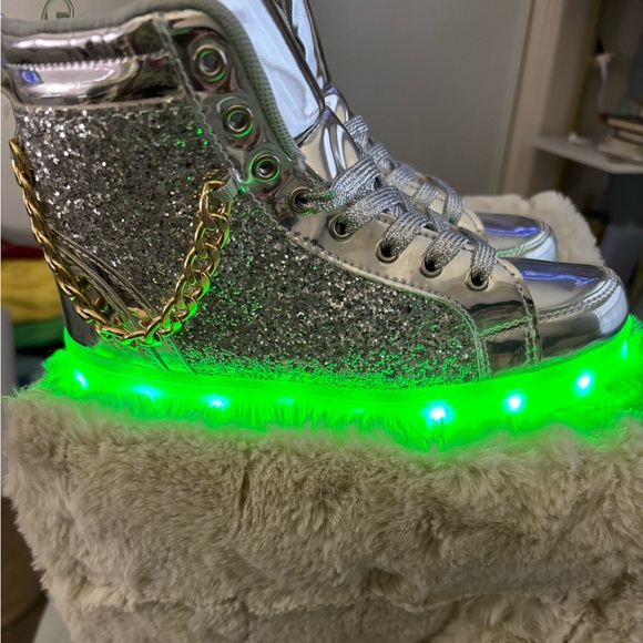 NWOT Silver Glitter High-Top Sneakers w/Gold Chain & 8 light variations, Size 4 - Picture 3 of 10